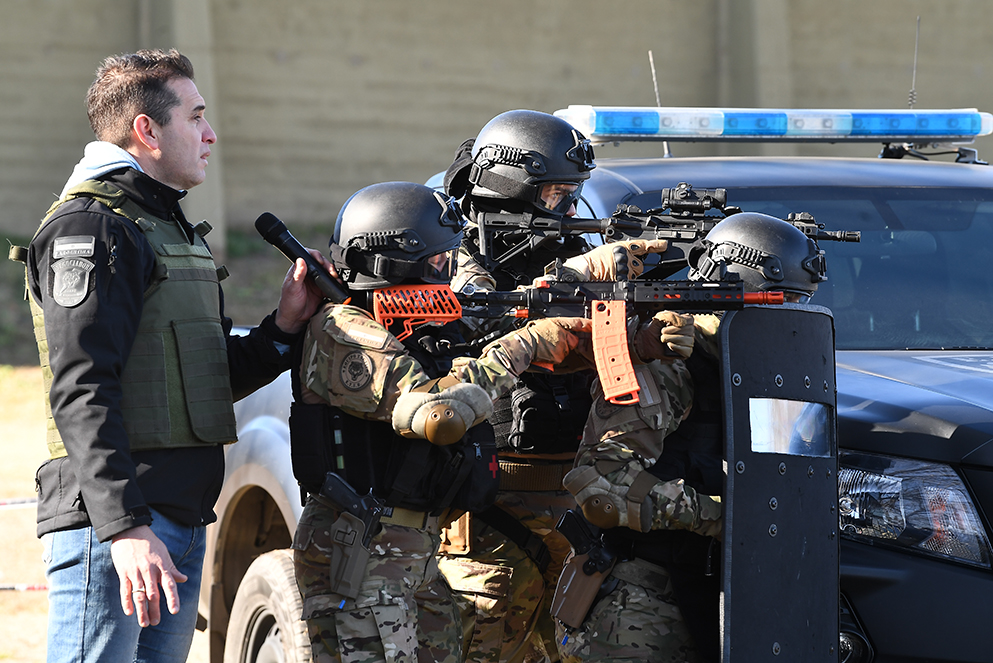 Capacitan a la policía para el uso de armas no letales