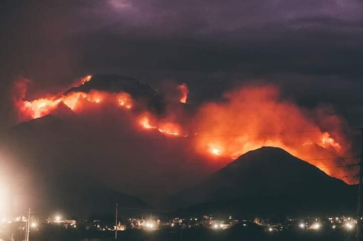 Sigue activo el incendio forestal en Capilla del Monte