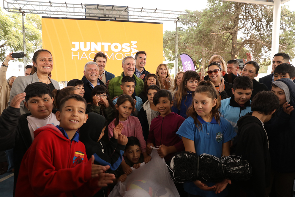 Schiaretti inauguró un polideportivo en Arroyito y anunció nuevas obras