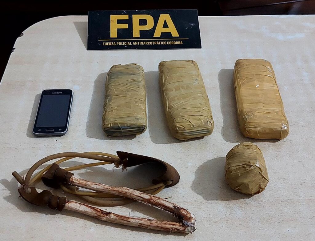 Fue detenido cuando intentaba arrojar droga hacia el interior de la cárcel.