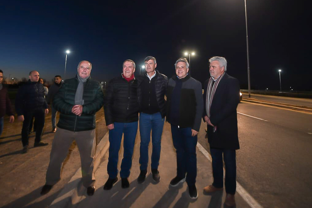 Está iluminado el distribuidor de avenida Valparaíso y Camino a San Antonio