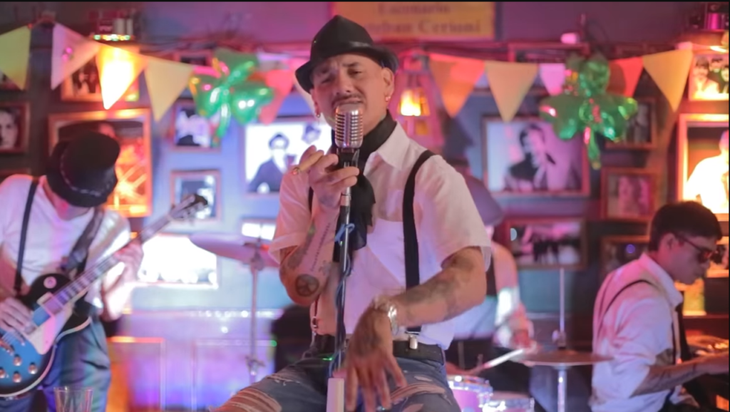 Walter Salinas, le canta al amor perdido.