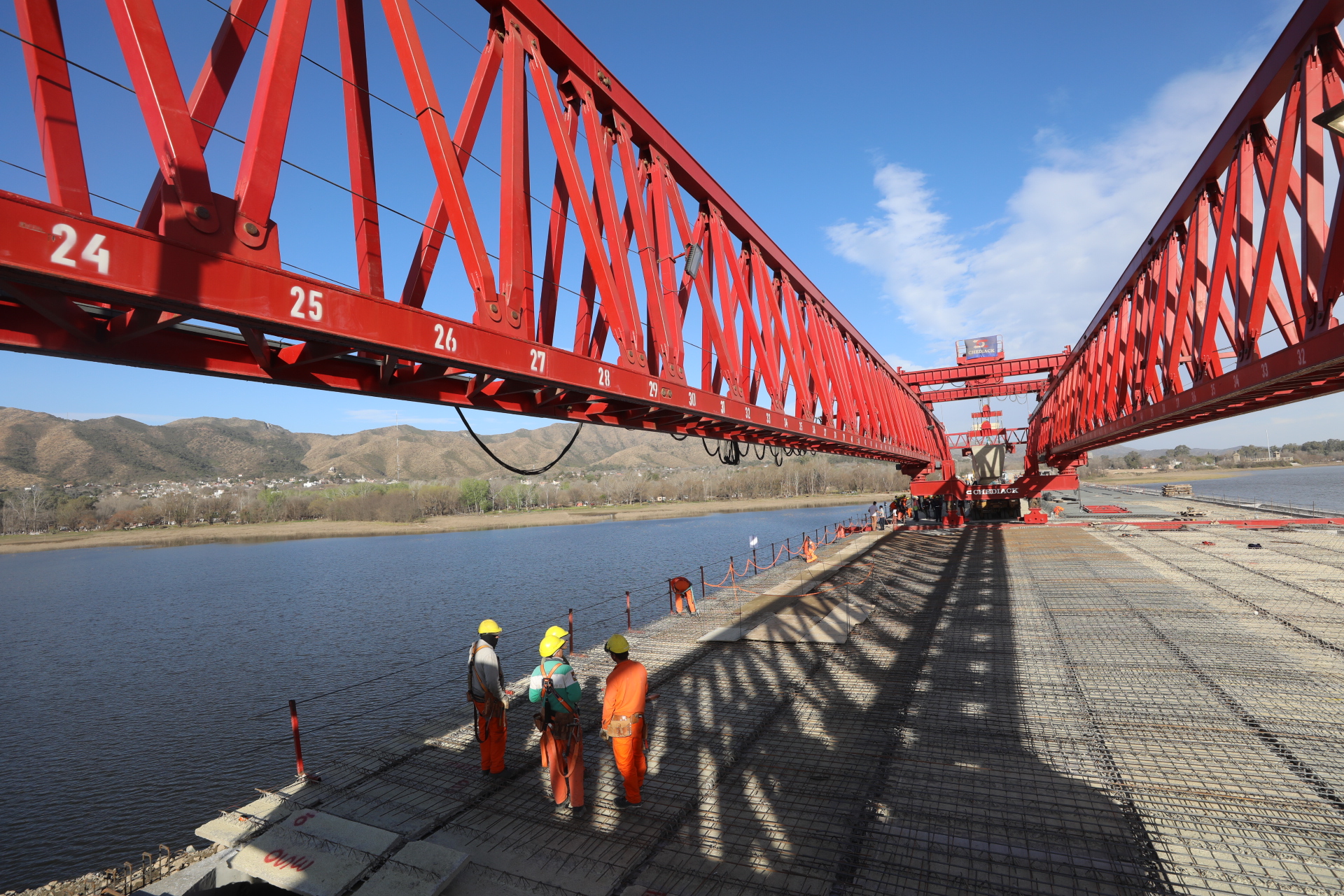Autovía 38: colocaron la última viga del puente sobre el lago San Roque