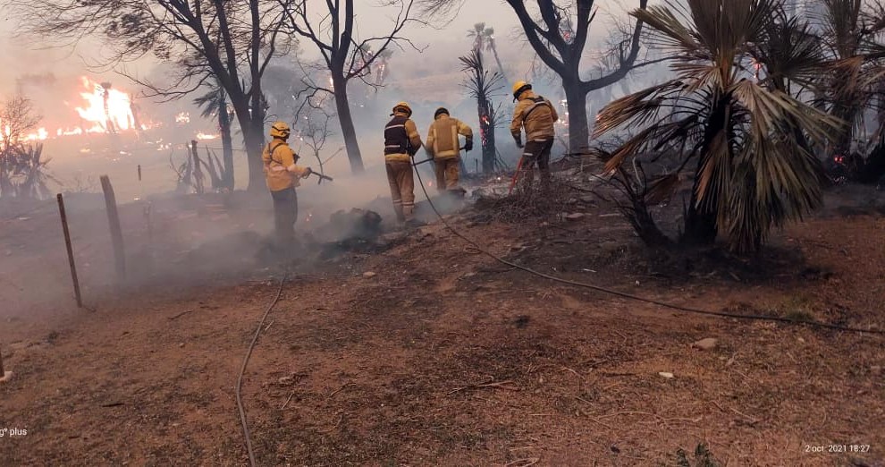 Bomberos luchan contra un incendio en Potrero de Garay