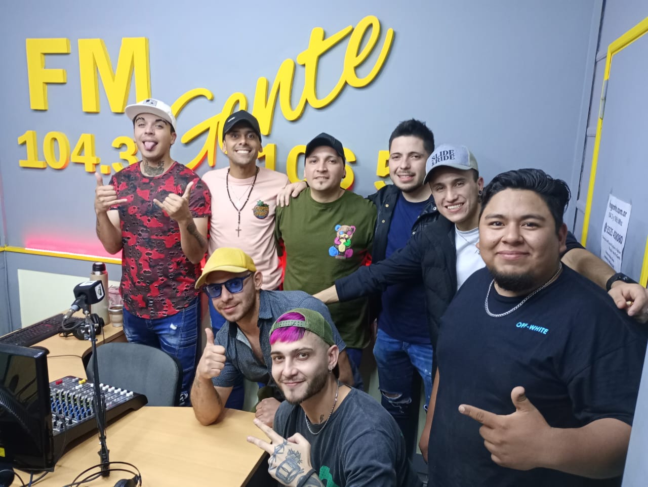 REVOLUCIÓN suena en vivo en Fm Gente