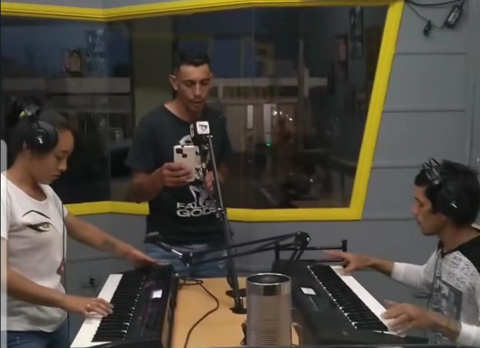 De Caravana tocando en vivo para #LaGente