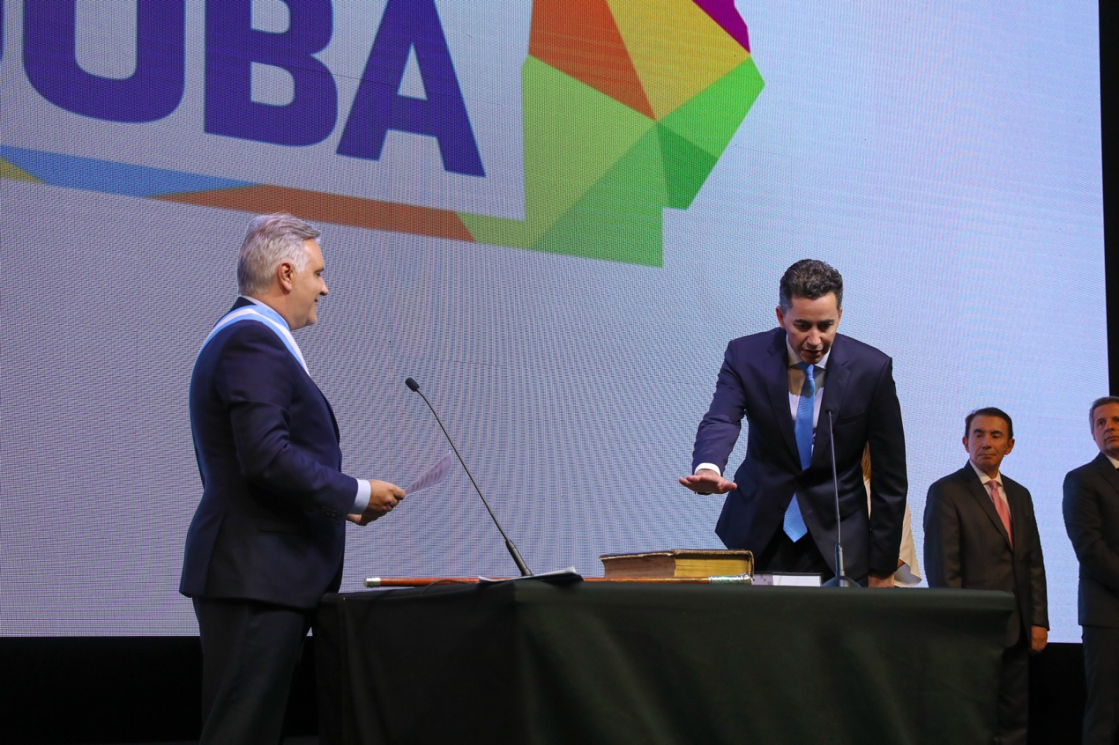 Llaryora tomó juramento a ministros de su gabinete