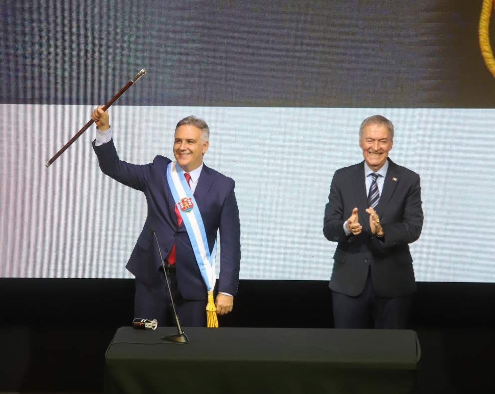En San Francisco, Llaryora recibió la banda y el bastón de gobernador por parte de Juan Schiaretti