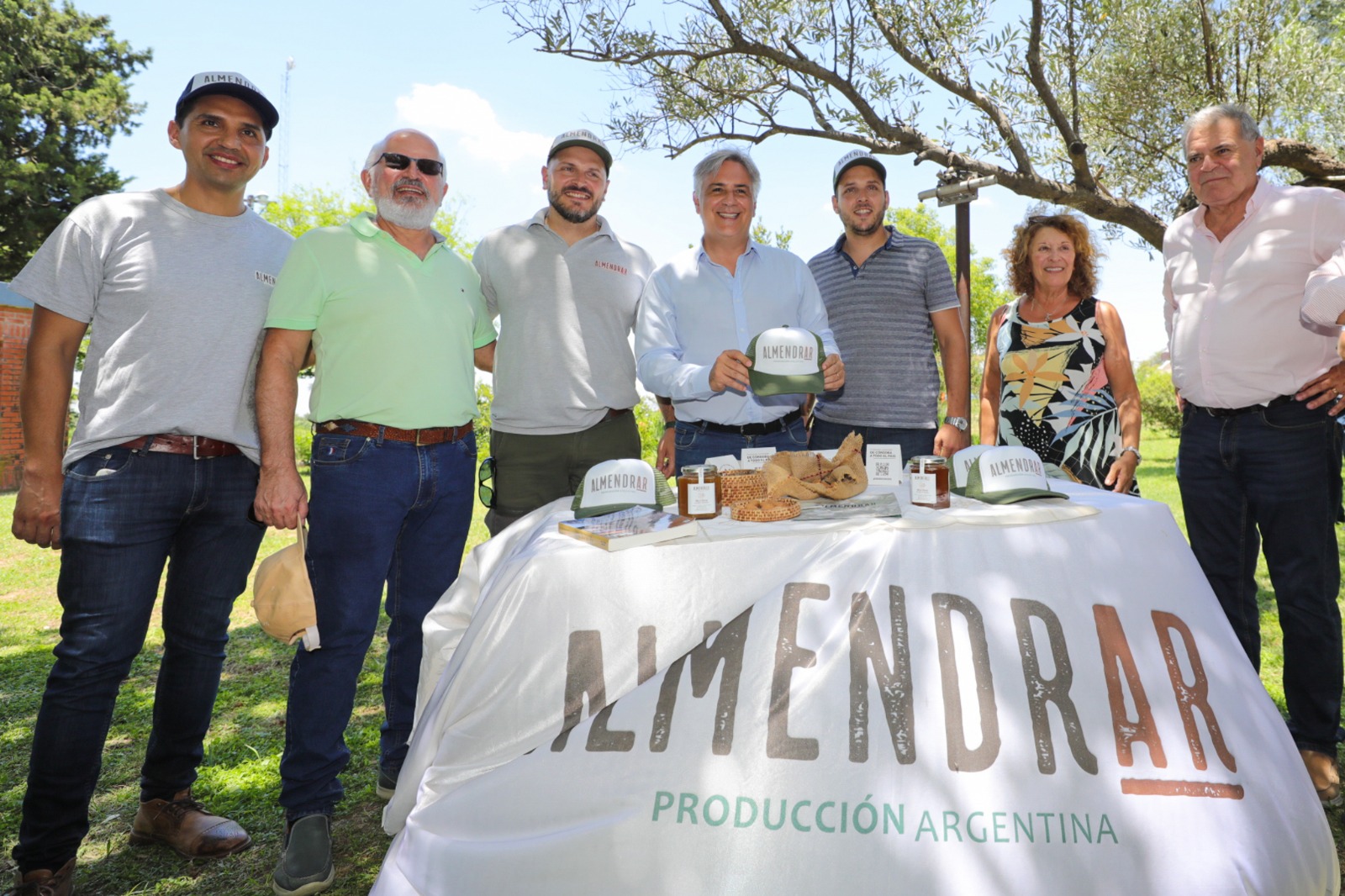 En Villa del Totoral, Llaryora entregó aportes al municipio y a un emprendimiento frutícola