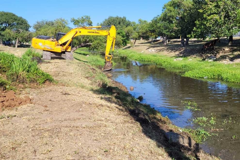 Se realizaron tareas de mejora en el escurrimiento del río Cruz del Eje
