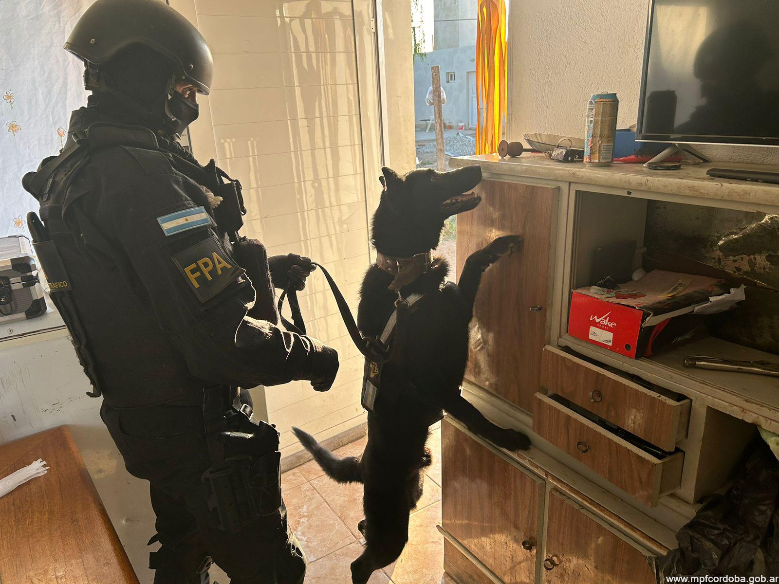 FPA DETUVO A UNA PAREJA Y A UN DELIVERY DE DROGAS EN EL ARAÑADO