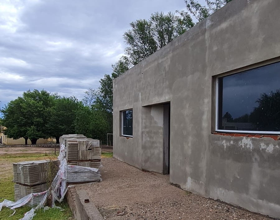 En coordinación con los municipios, se ejecutan obras de mantenimiento de escuelas del interior