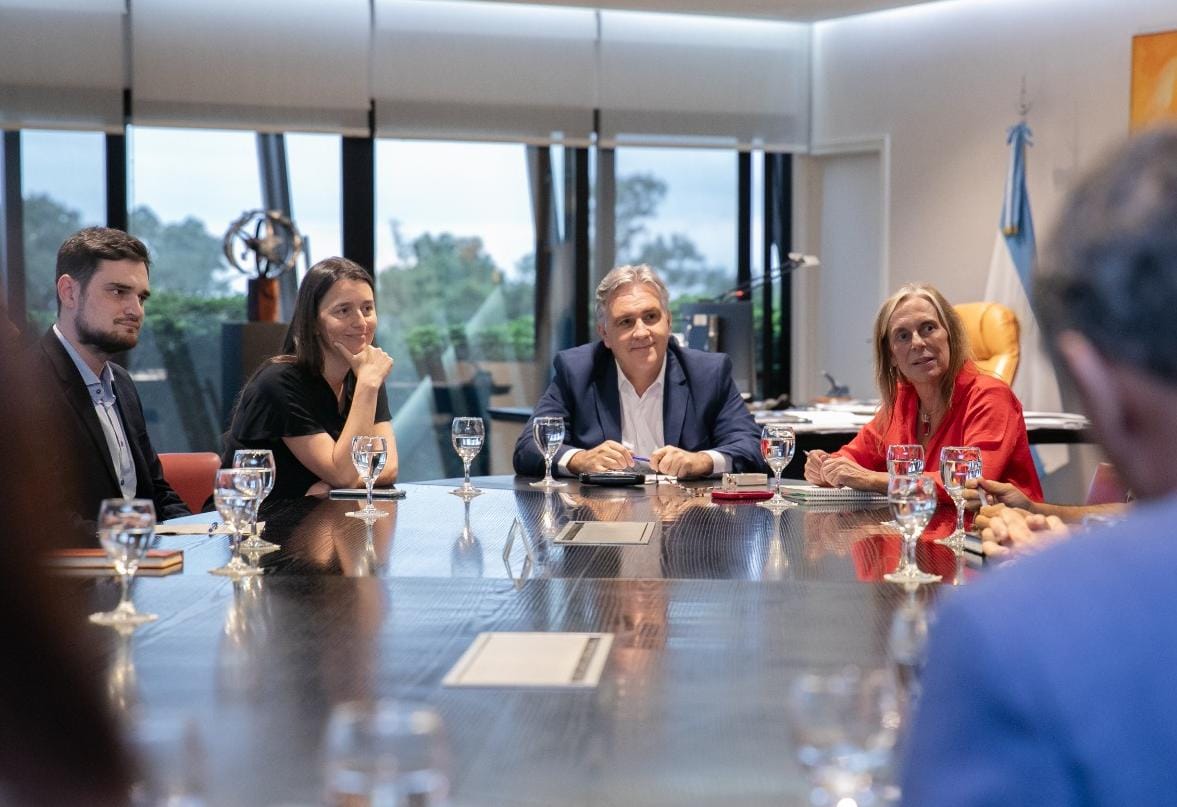 Llaryora recibió a la Comisión de la Memoria