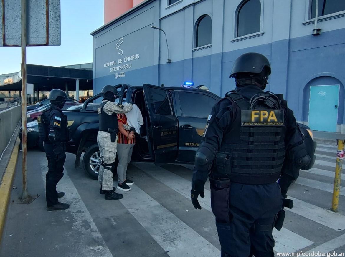 TERMINAL DE ÓMNIBUS DE CÓRDOBA: MUJER DETENIDA POR TRANSPORTAR DROGA A MINA CLAVERO