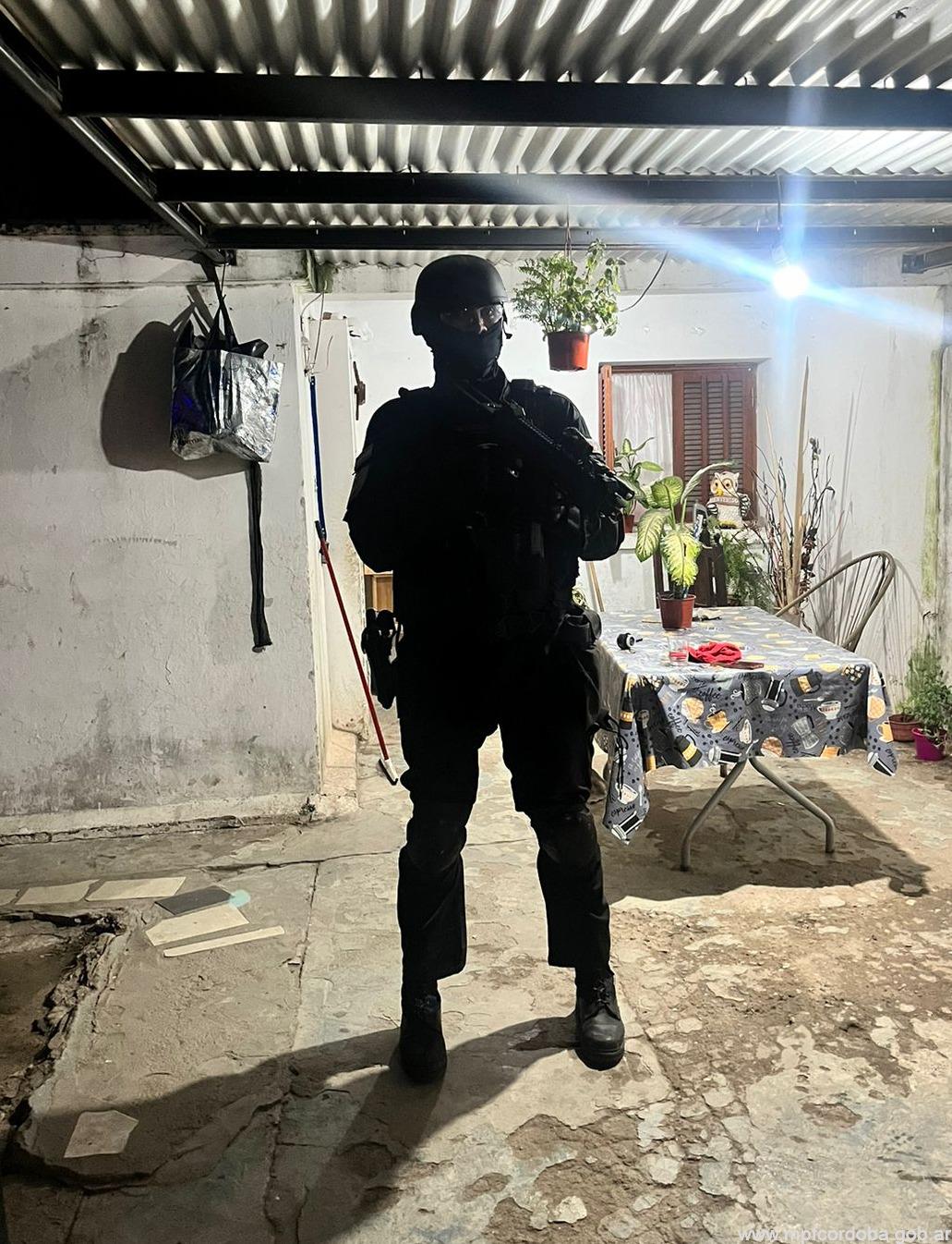 SE VALÍAN DE UN MENOR DE EDAD PARA LA VENTA DE DROGAS EN BELL VILLE.