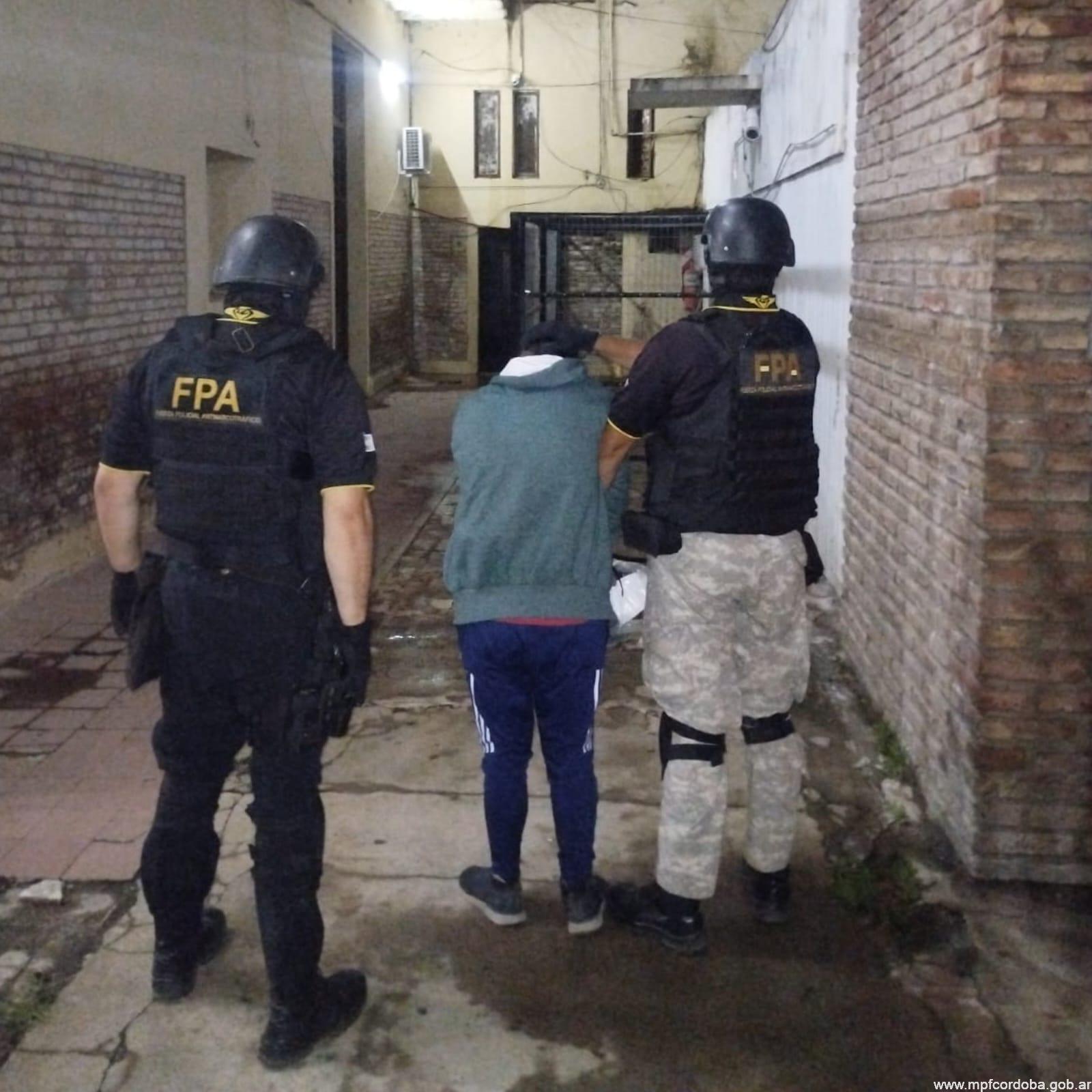 SAN FRANCISCO: FPA SECUESTRÓ COCAÍNA EN BARRIO PARQUE Y DETUVO A DOS SUJETOS