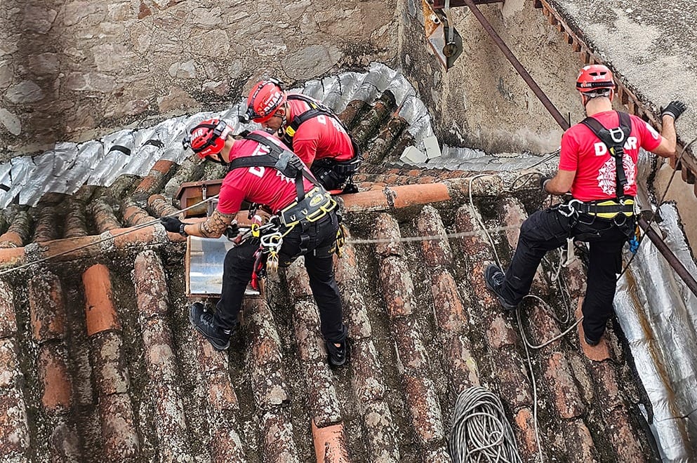 Con ayuda de arneses, cuerdas y anclajes en altura recuperaron los techos de la Compañía de Jesús