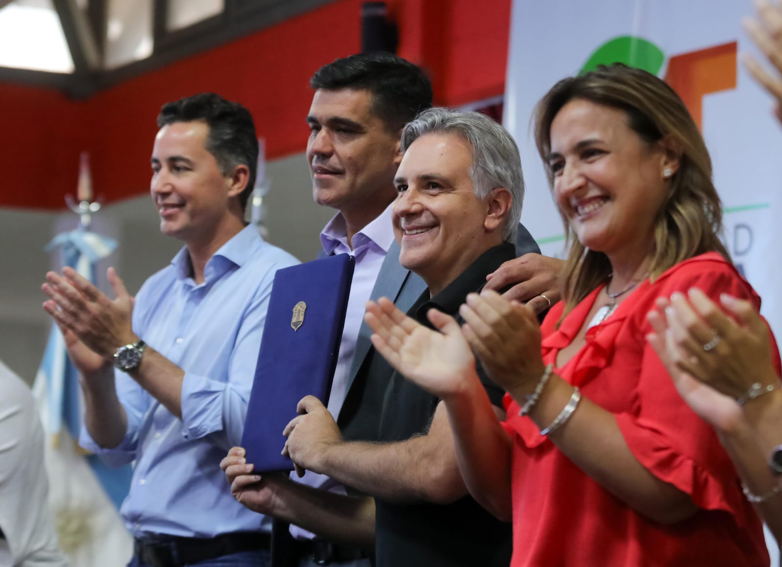 Llaryora anunció obras de agua potable para tres barrios de Colonia Tirolesa