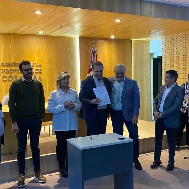 El Intendente Ciprian se reunió en privado con el Ministro de Educación para acelerar la entrega del edificio de Ipet 413 .