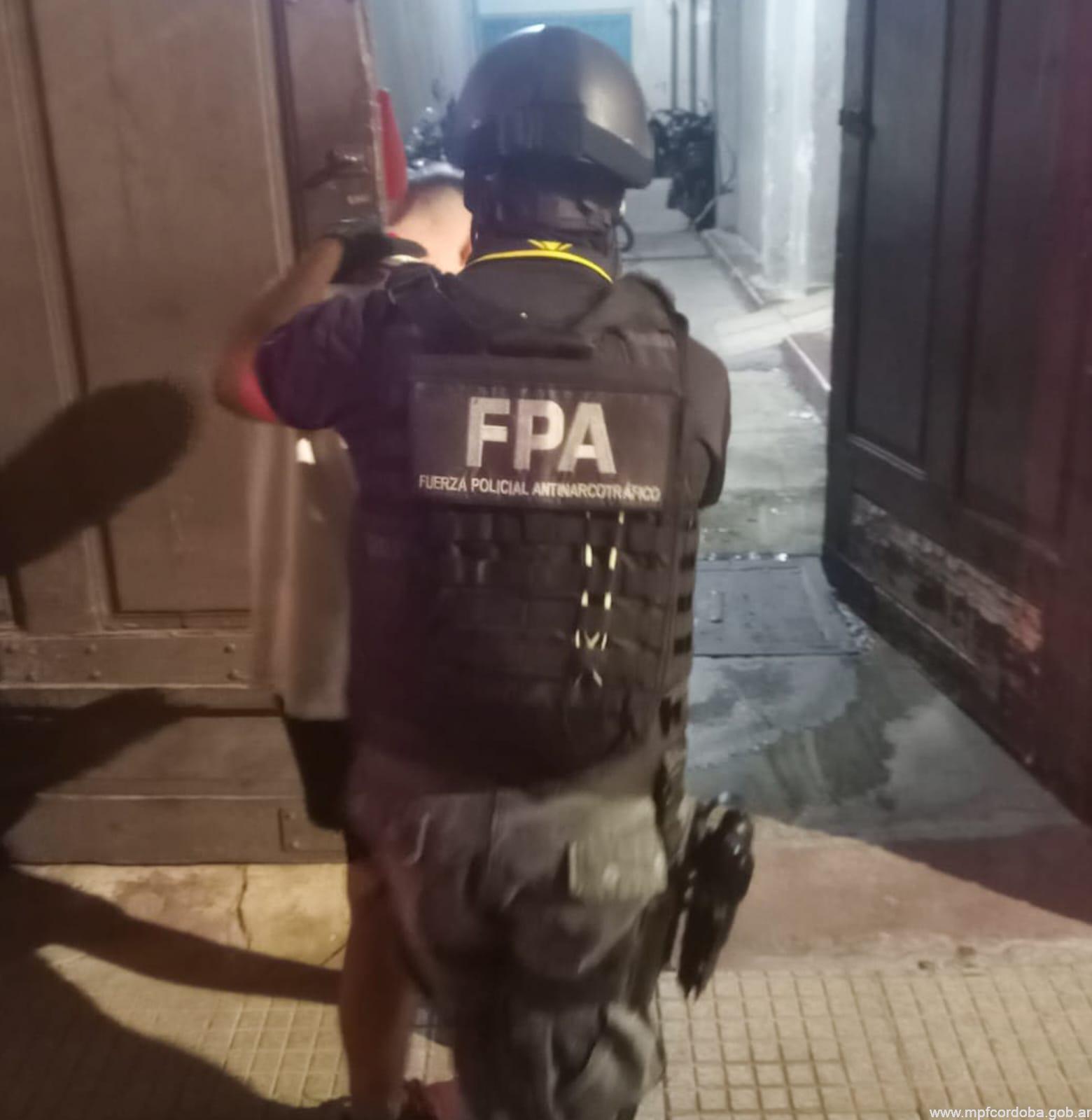 RÍO CUARTO: EN CONTROLES PREVENTIVOS, FPA INCAUTÓ DROGAS Y UNA MOTOCICLETA. DOS DETENIDOS