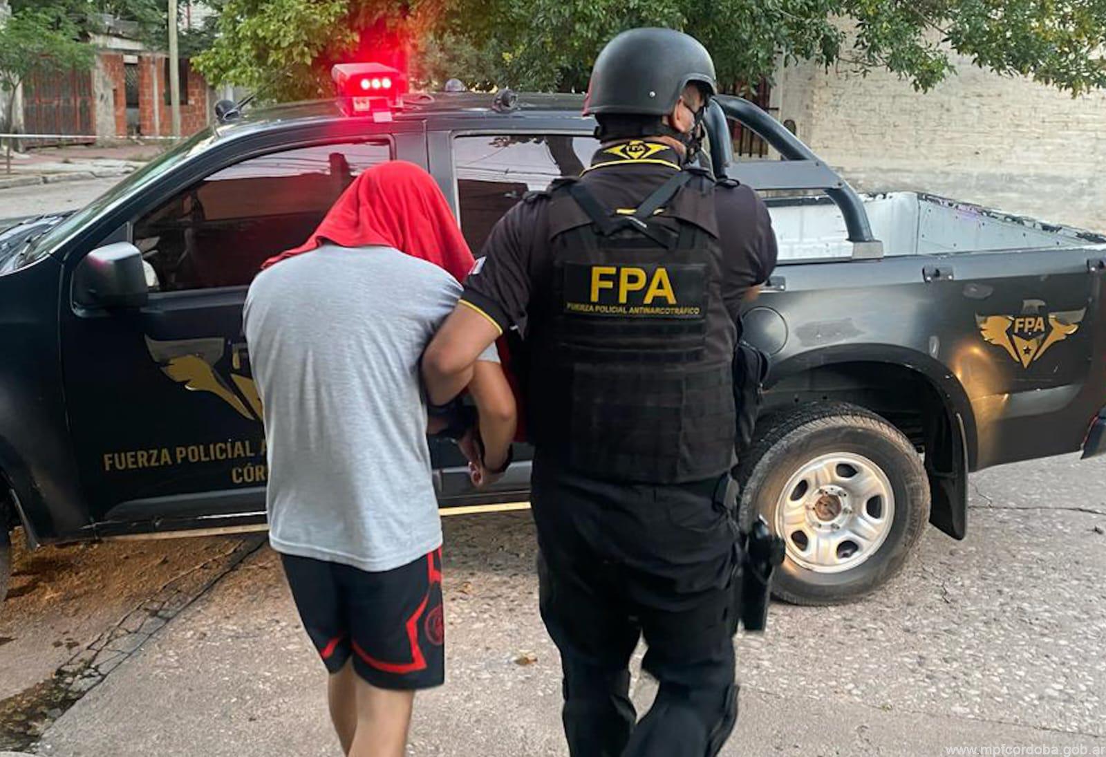 CÓRDOBA: FPA DETUVO A UNA MUJER Y UN MENOR POR VENTA DE DROGAS EN BARRIO MARECHAL