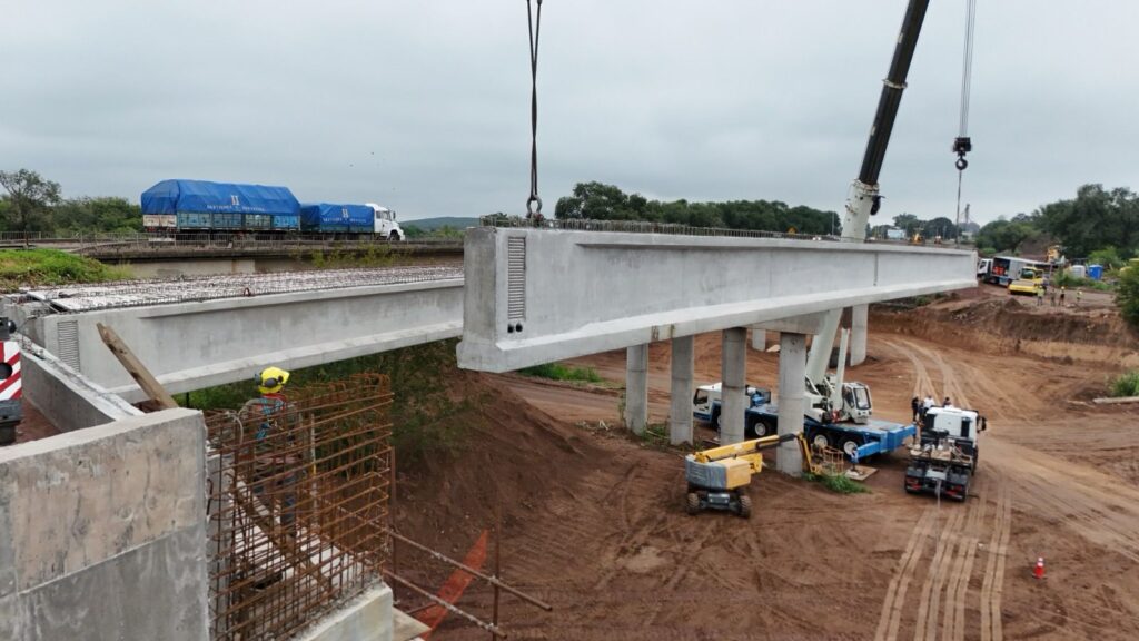 Comenzó el montaje de vigas para el nuevo puente carretero sobre el río Carnero