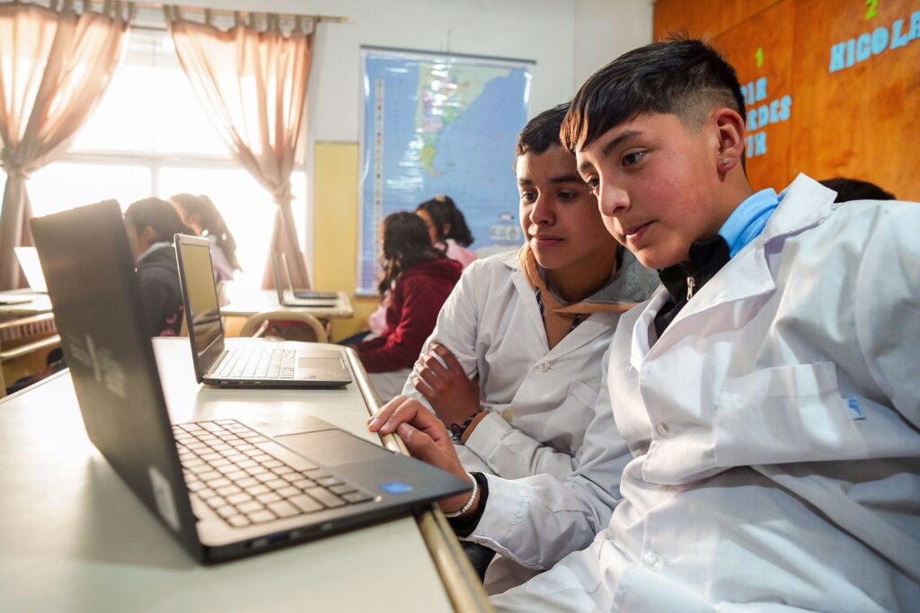 Las 871 escuelas rurales de Córdoba ya cuentan con internet satelital