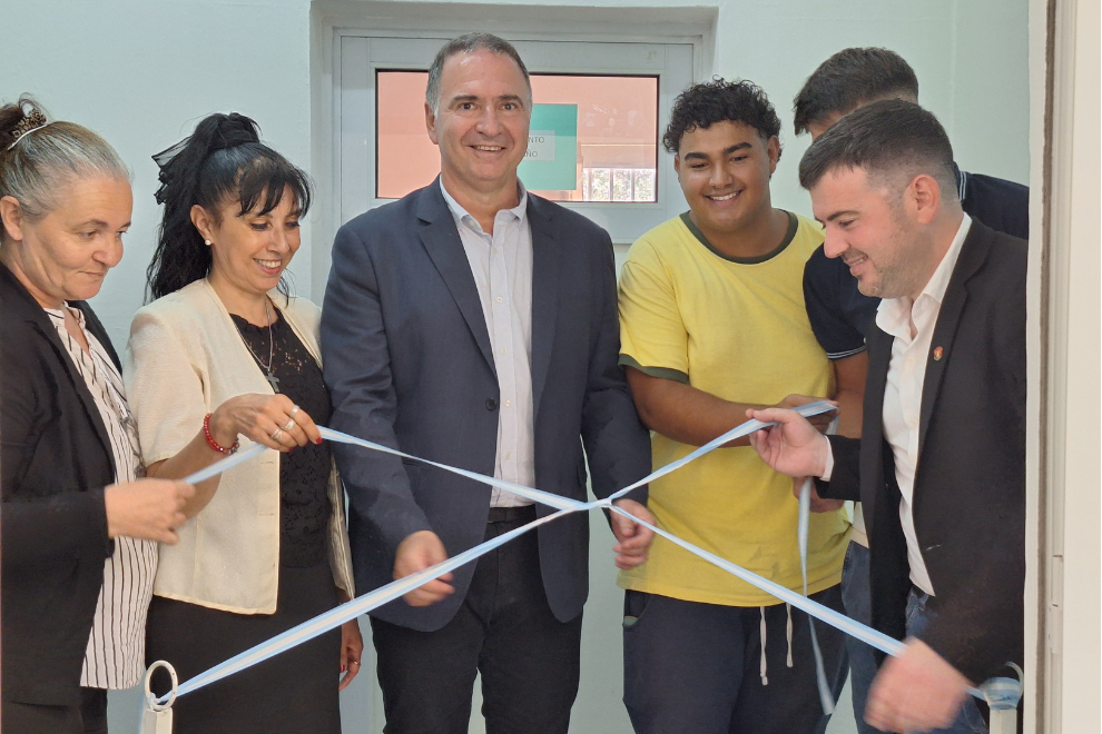 Ferreyra asistió a la inauguración del aula digital de la escuela Sarmiento en Alicia
