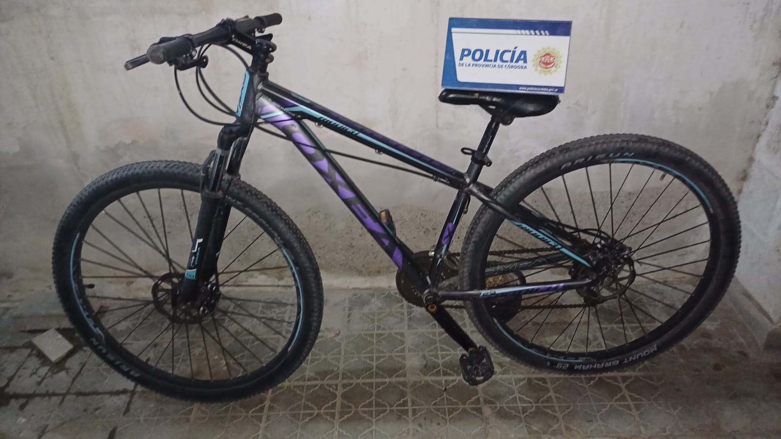 Circulaba en una bici con le numero limado y lo detuvieron