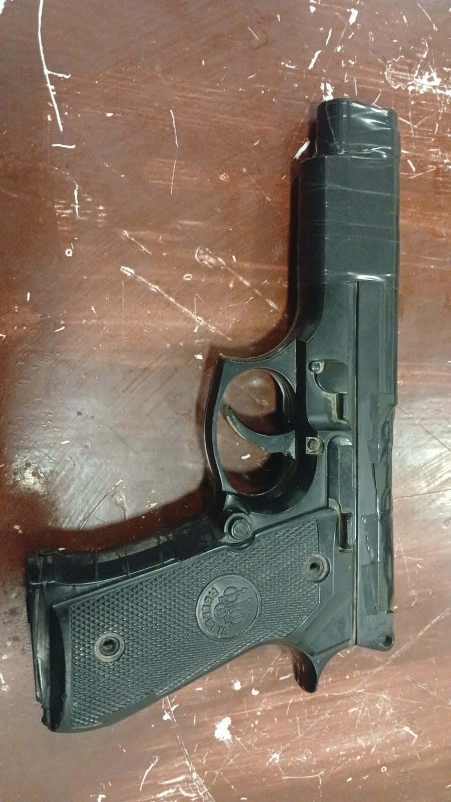 Jesús María: los agarraron manipulando una replica de arma de fuego