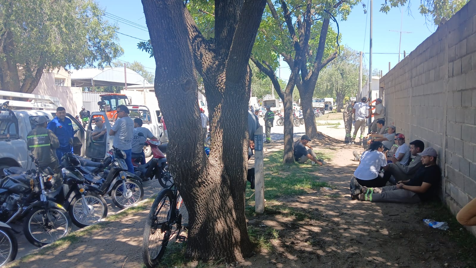 “Tensión en el Obrador Municipal por el Descuento del 1%: No Afiliados Reclaman Ser Escuchados”