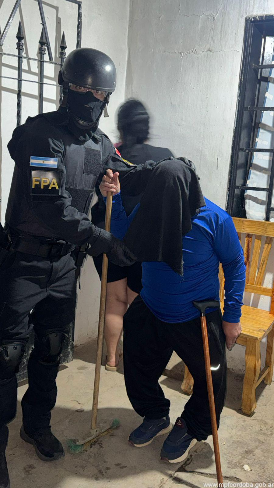 CÓRDOBA: FPA CERRÓ DOS PUNTOS DE VENTA DE DROGAS Y SECUESTRÓ MÁS DE 1.000 DOSIS DE ESTUPEFACIENTES EN BARRIO KAIROS. TRES DETENIDOS