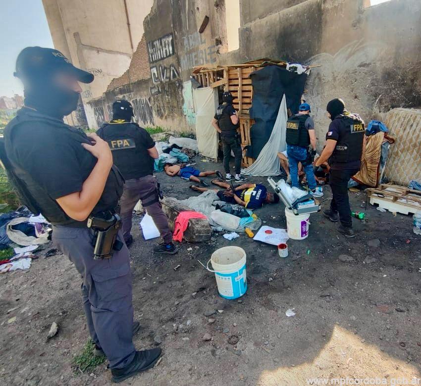 CÓRDOBA: FPA DETUVO A TRES PERSONAS QUE VENDÍAN DROGA EN LA VÍA PÚBLICA