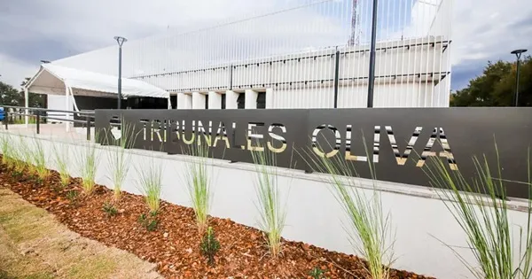 Investigan la muerte de la policía embestida en Oliva