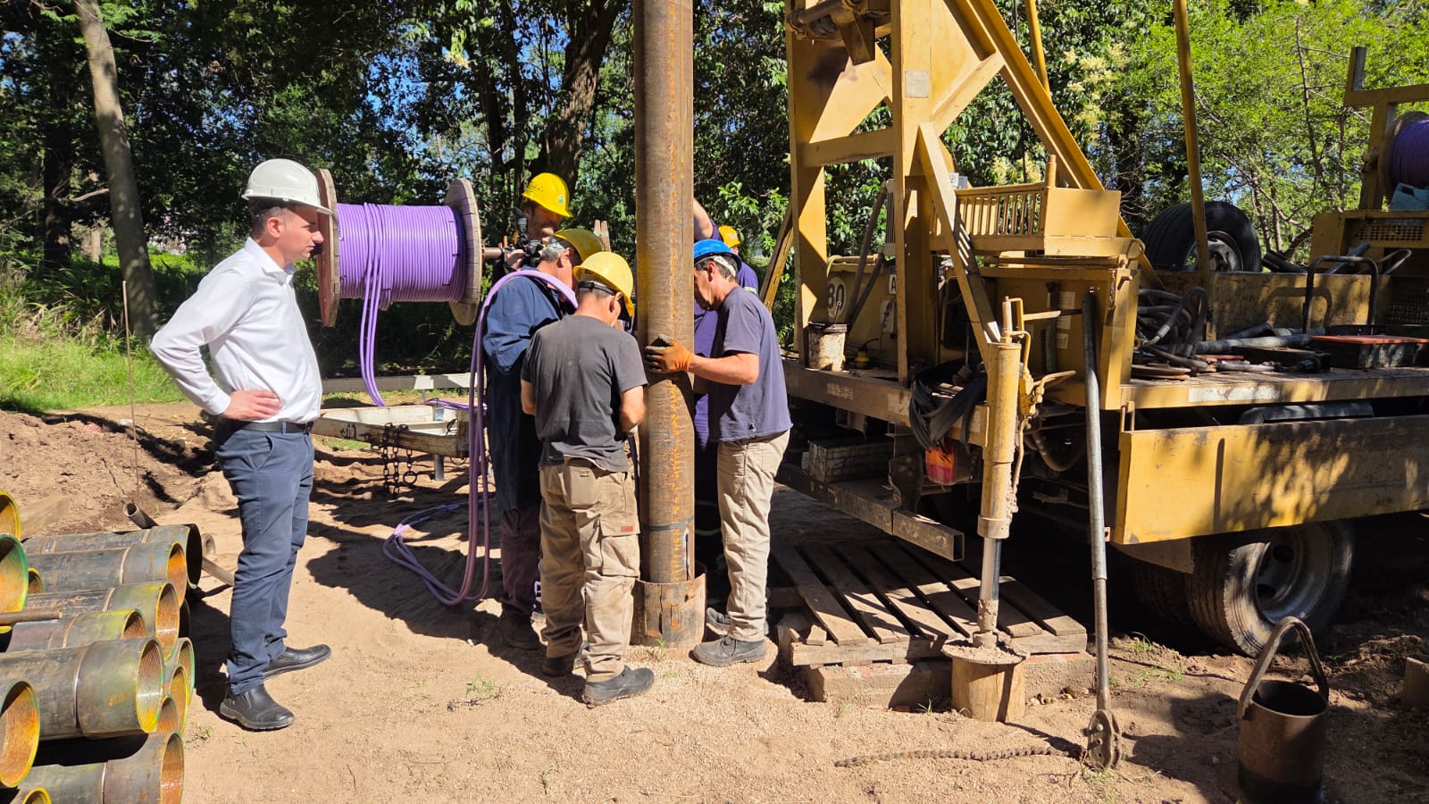 Quedó instalada la nueva bomba para extracción de agua en la perforación del Parque Guyón