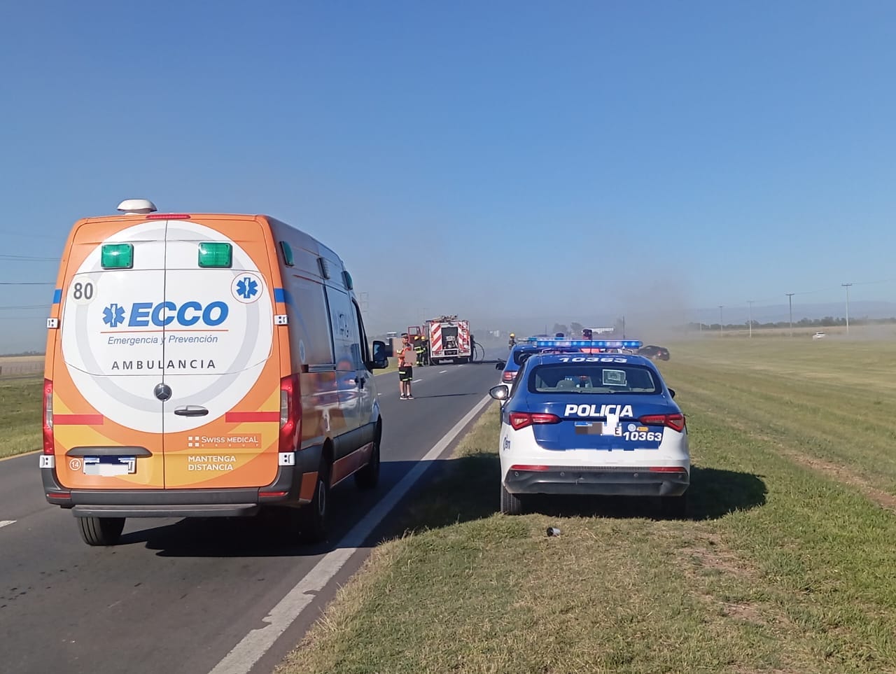 Por desperfecto eléctrico se le prendió fuego el auto