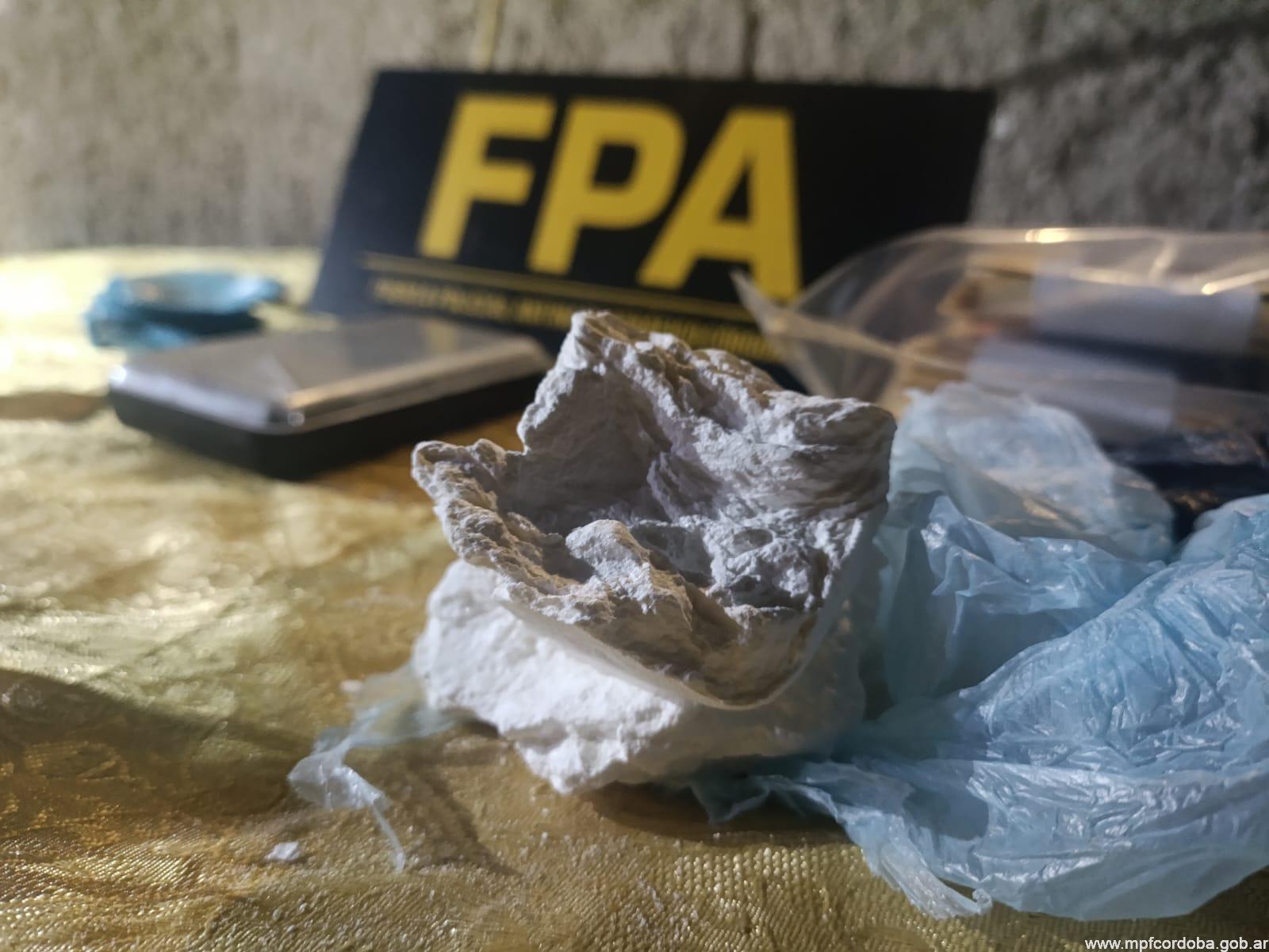CÓRDOBA: FPA SECUESTRÓ COCAÍNA, MARIHUANA, DINERO Y UN ARMA DE FUEGO EN BARRIO NUEVA ESPERANZA. CUATRO DETENIDOS