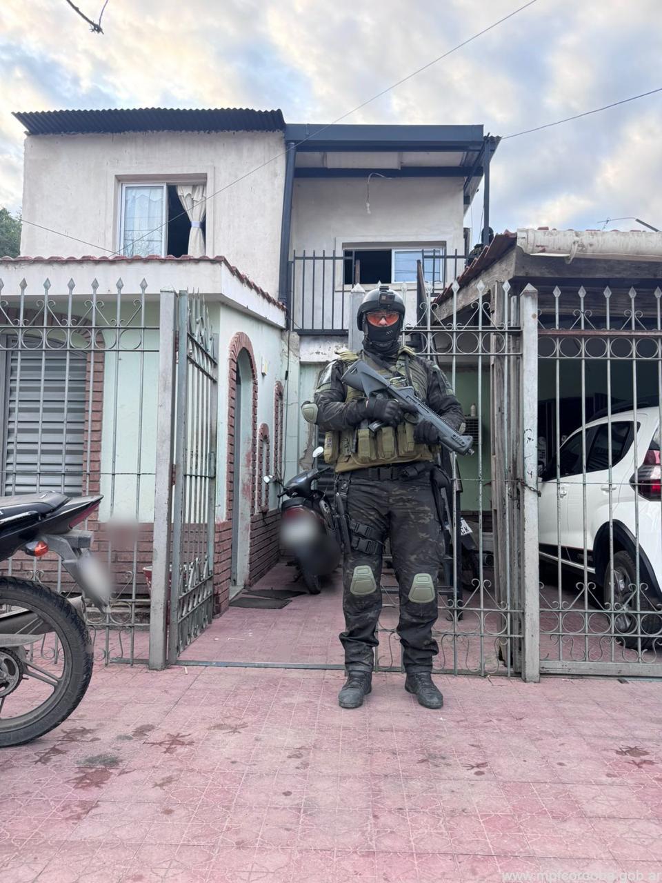 CÓRDOBA: FPA DETUVO A UNA MUJER Y SU YERNO MENOR POR VENDER DROGAS EN BARRIO VILLA EL LIBERTADOR