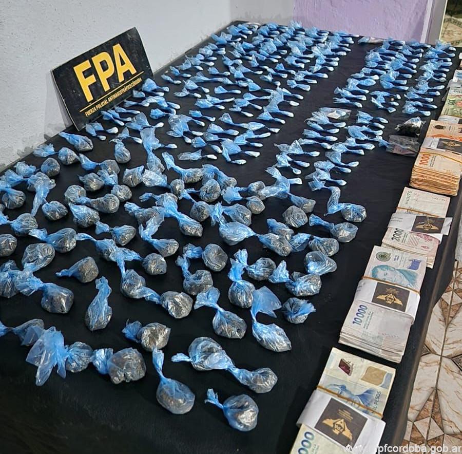 CÓRDOBA: FPA DESBARATÓ A UN CLAN NARCO FAMILIAR Y SECUESTRÓ 1800 DOSIS DE ESTUPEFACIENTES EN VILLA LA TELA. CINCO DETENIDOS