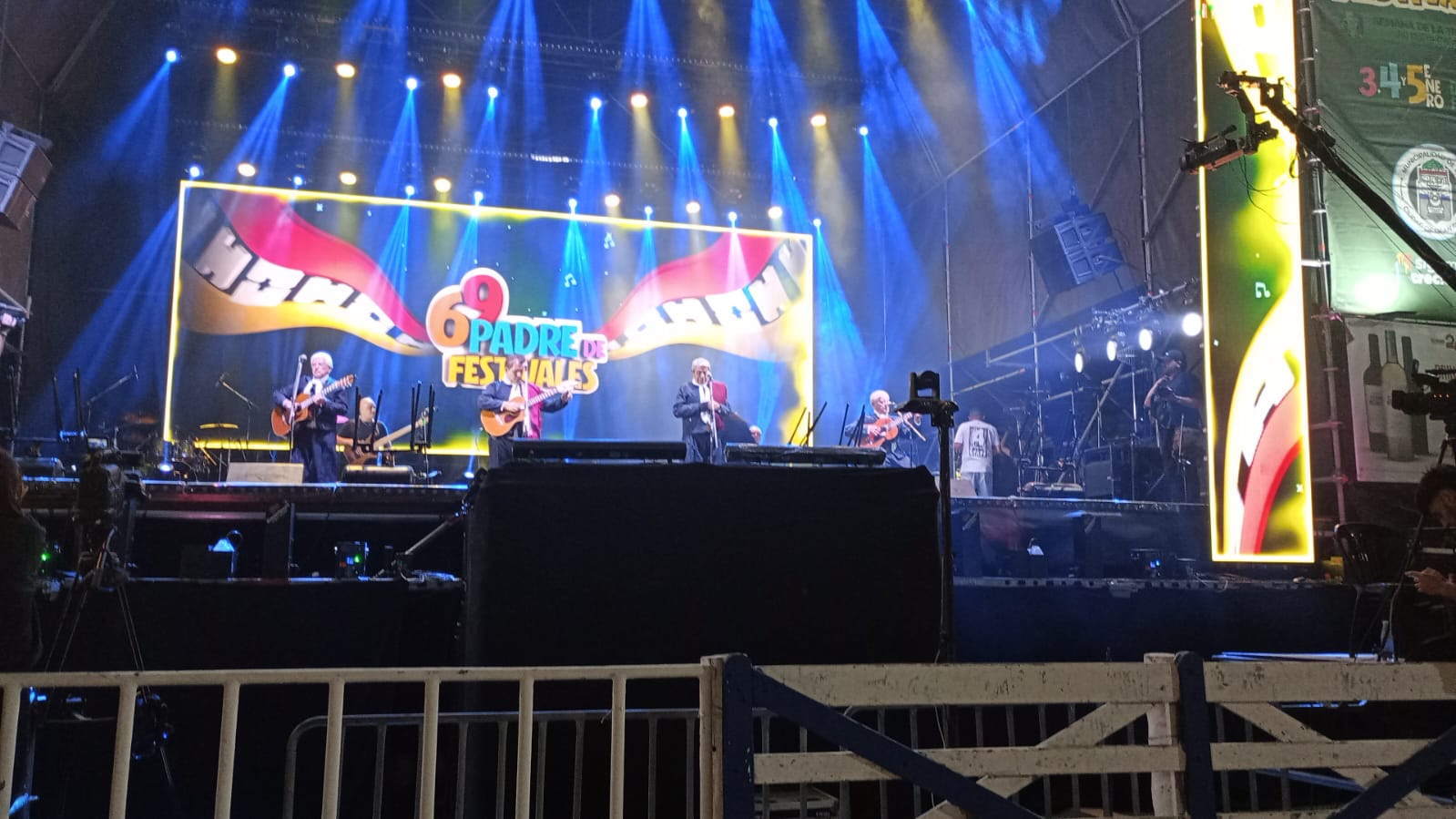 Primer escandalo festivalero: El locutor «cortó» a Los 4 de Córdoba en pleno show