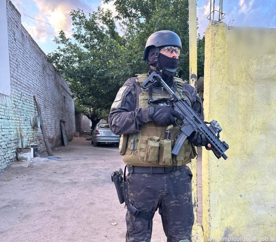 FPA REALIZÓ DOS ALLANAMIENTOS Y DETUVO A UN SUJETO EN CRUZ DEL EJE