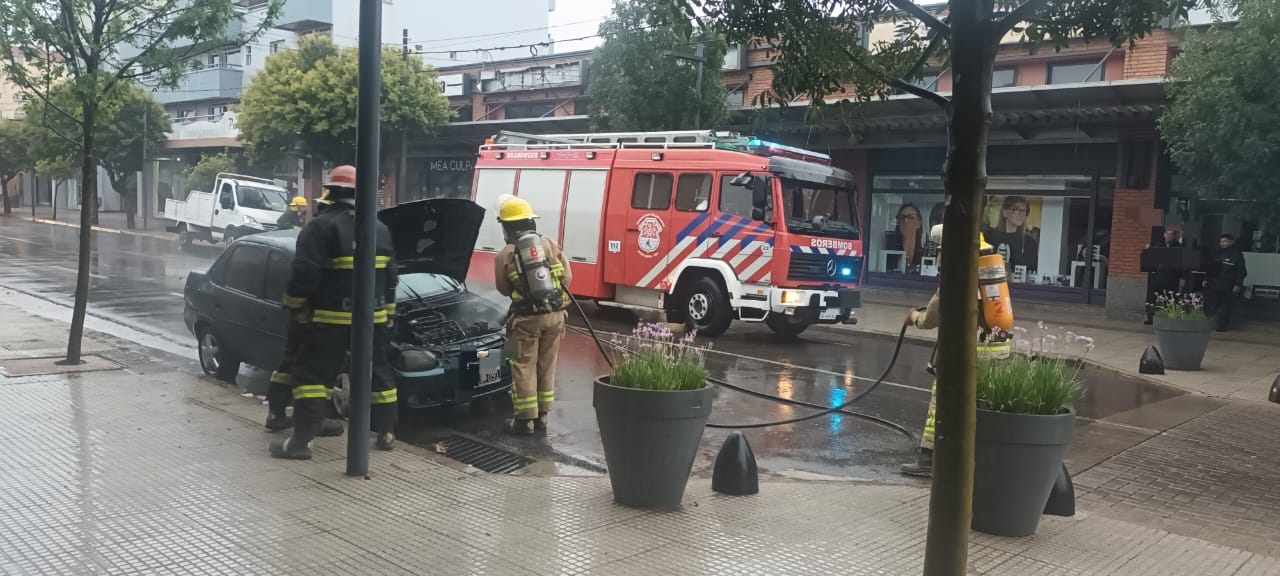 Jesús María: se le prendió fuego el auto cuando estaba estacionado