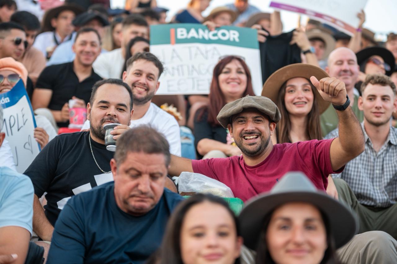 Sábado de sorpresas, guitarreada y gestos entre artistas para admirar.