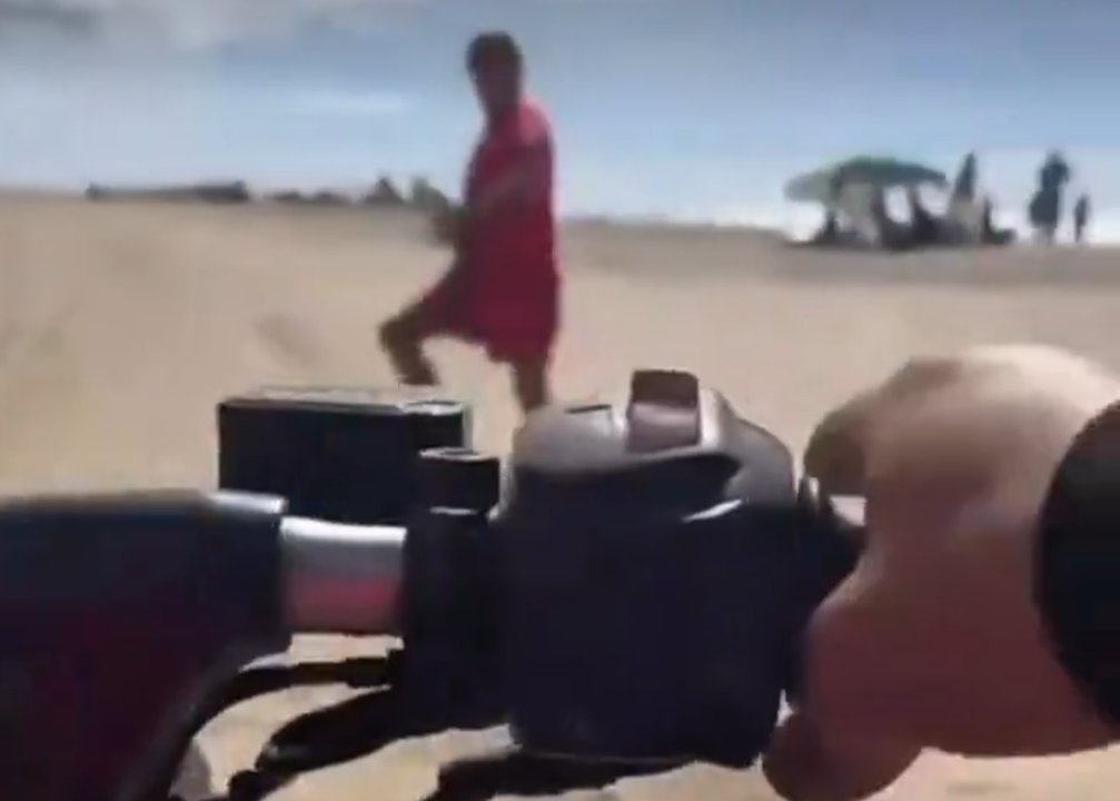 Guardavidas hizo justicia por mano propia con un hombre que andaba en moto por la playa a toda velocidad