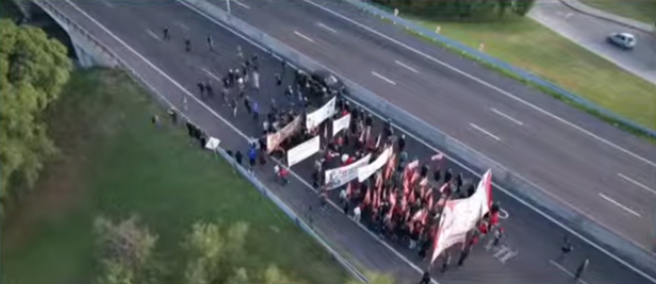 Trabajadores de Fate cortaron la Autopista Panamericana