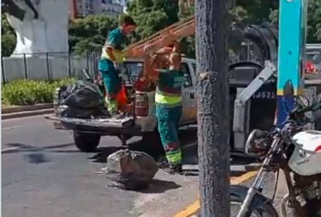 Escrachan a dos empleados de la Ciudad dejando escombros y maderas en las cercanías del Congreso