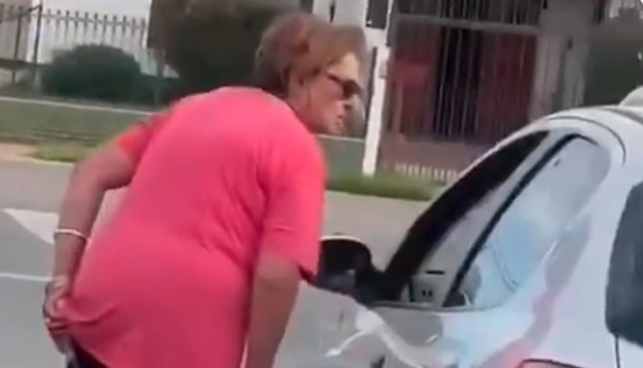 Comenzaron haciendo una broma por la reacción de esta señora hasta que notaron que estaba armada