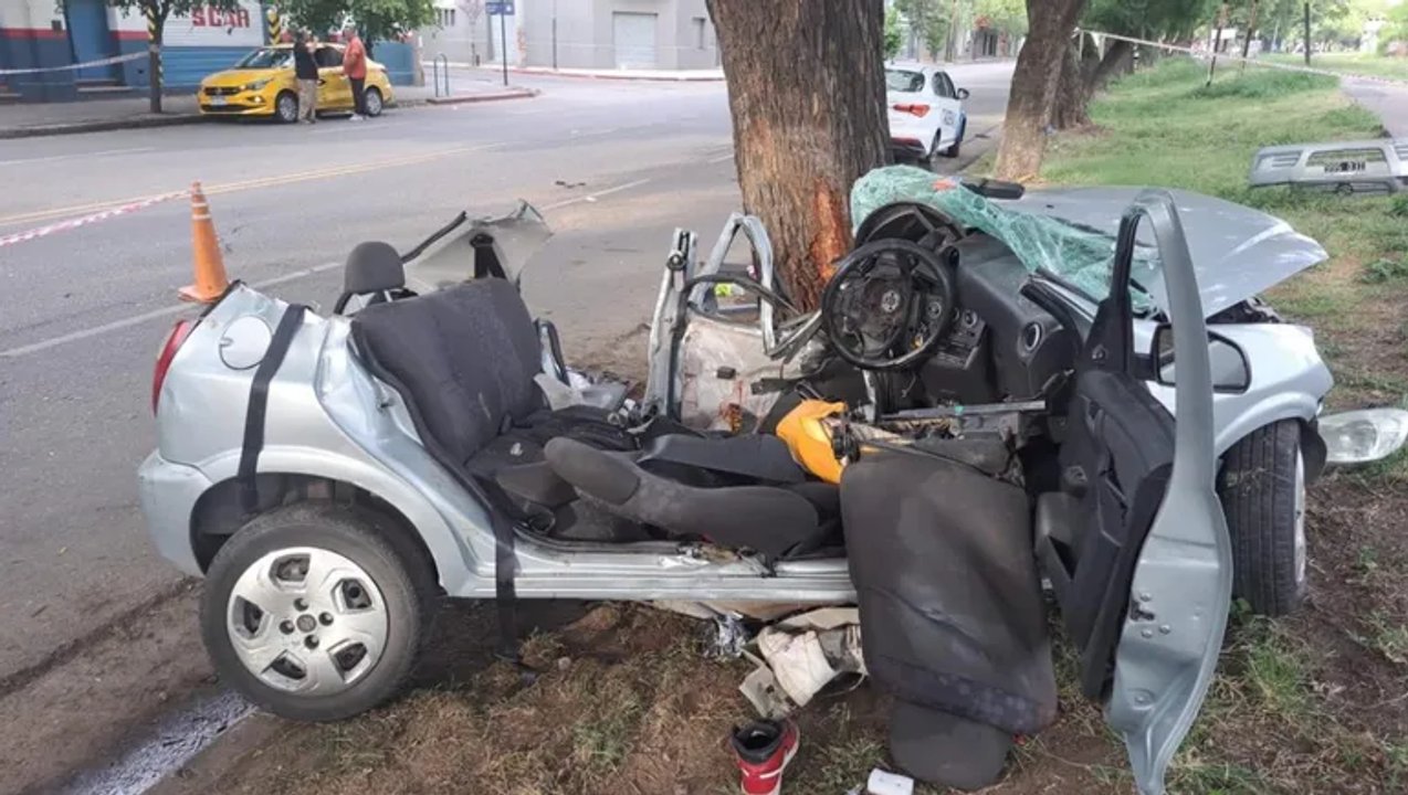 Dos muertos y cinco heridos por un choque en Córdoba: había botellas de alcohol en el auto
