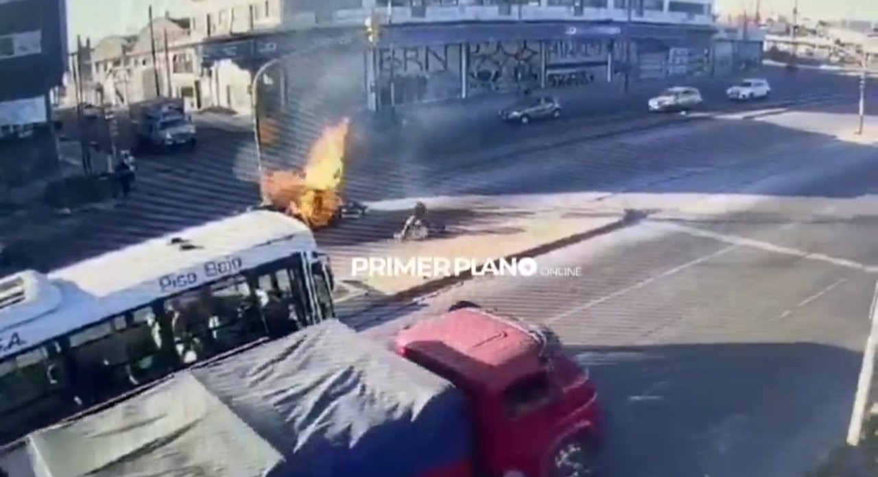 Un auto invadió el carril del Metrobús, lo chocó un colectivo y terminó en llamas: hay tres heridos graves