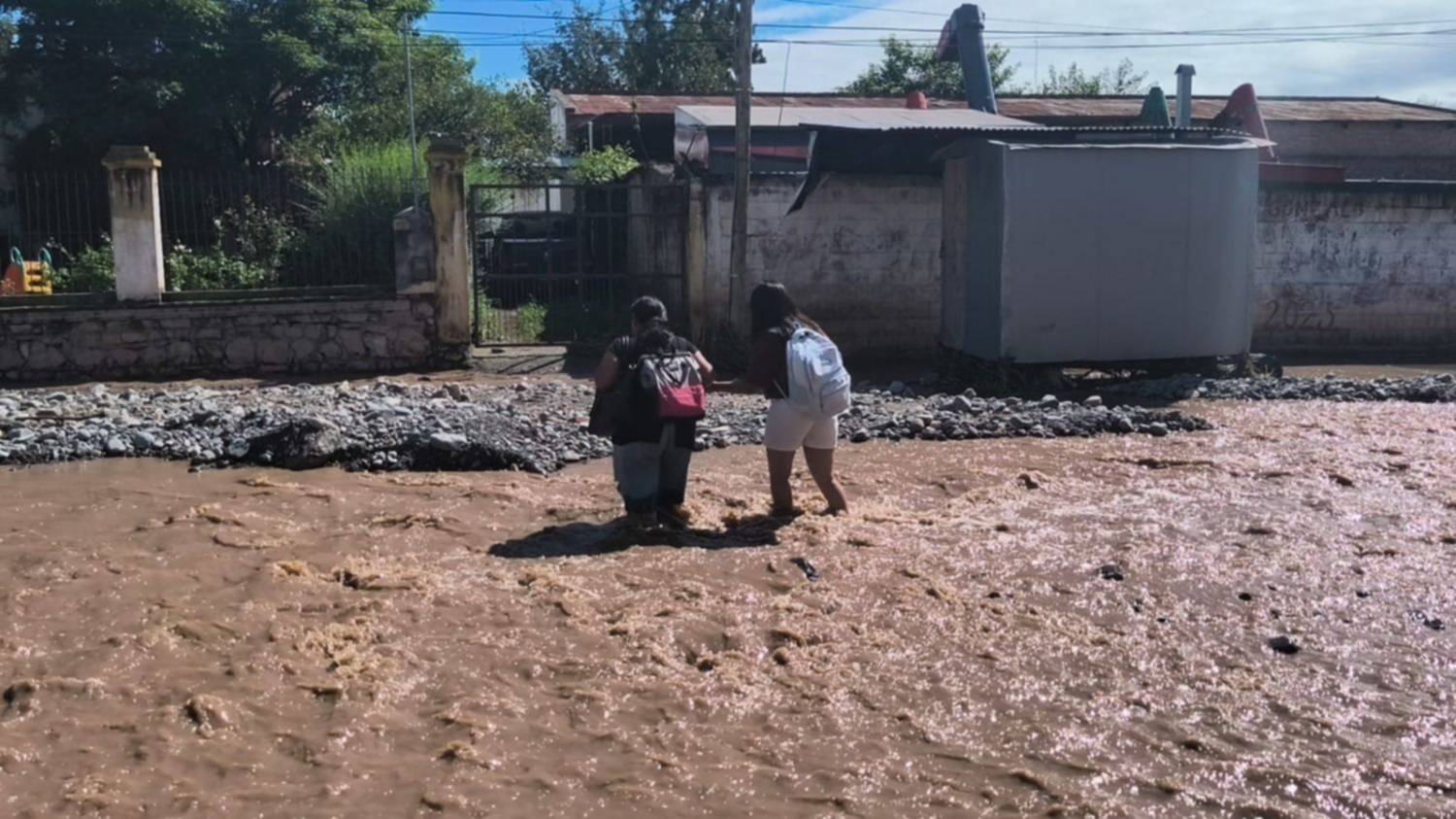 Ruta 68: pasado el mediodía, La Merced sigue inudada